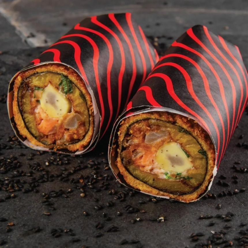 Handroll Maracaibo con base de plátano, envuelto para comer con la mano